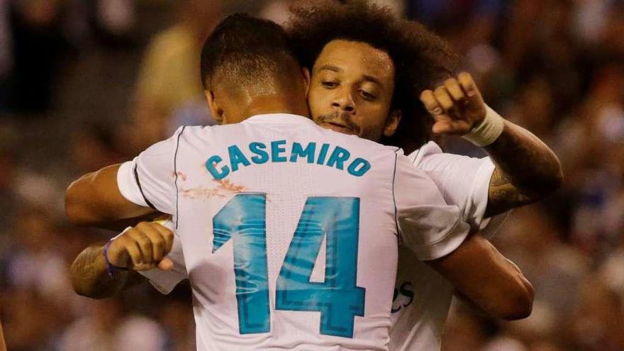 Casemiro se abraza a Marcelo para festejar su gol ante el Deportivo en Riazor. // Miguel Vidal