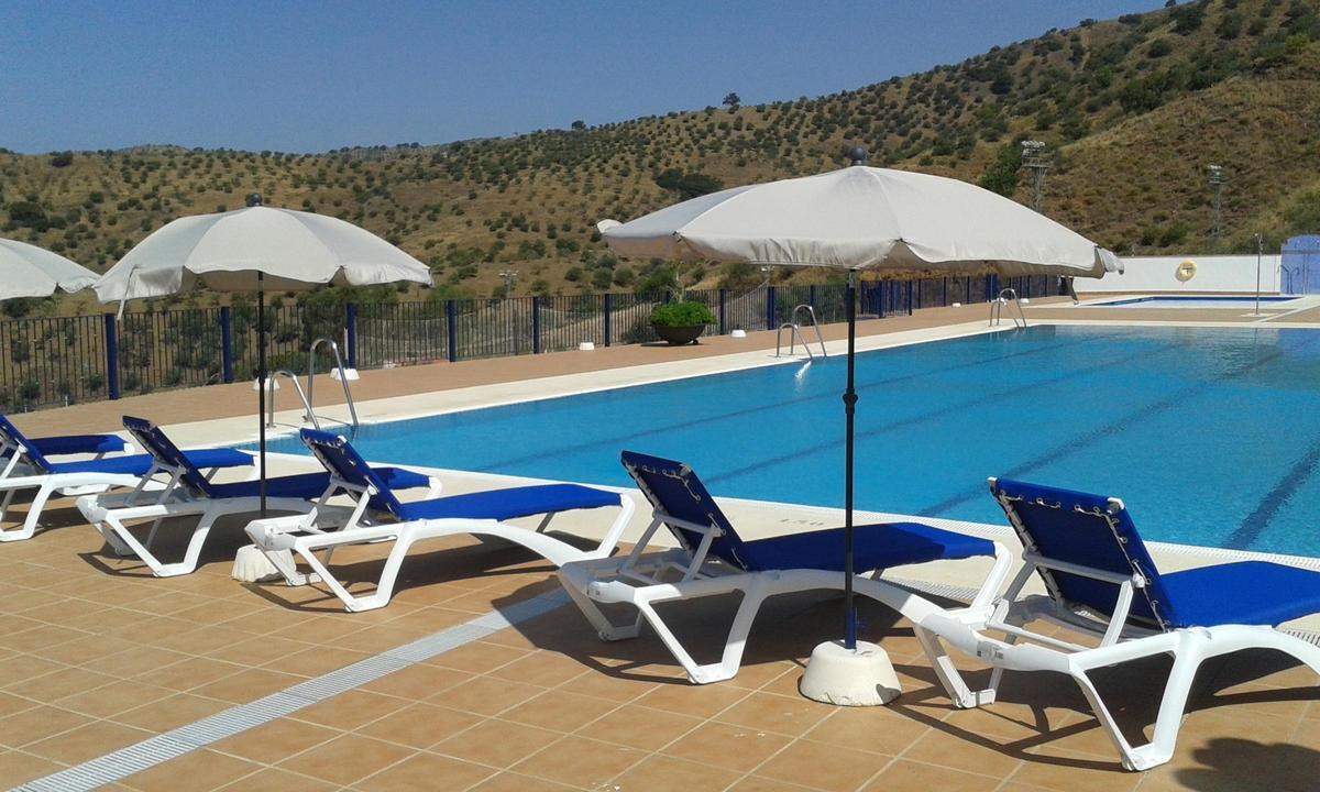 Piscina municipal de Totalán, una de las más bonitas y baratas de toda Málaga, con entradas desde 1 euro