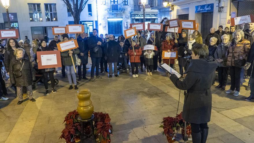 Un centenar de persones participen a la concentració per la pau a Manresa