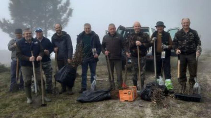 Cazadores de Crecente donan y plantan 400 árboles frondosas