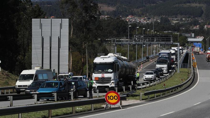 Transportistas y trabajadores en el puente internacional de Tui, quienes pasaron controles para poder cruzar a Portugal y España. // Ricardo Grobas
