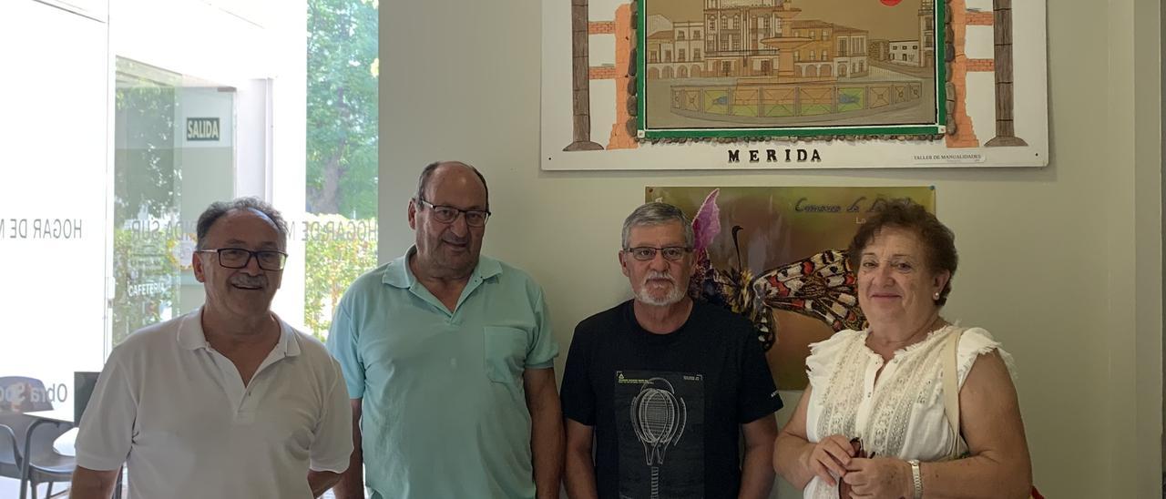 Junta directiva. Manuel Ávila, Tomás Liberal, José Caballero y Juana Vallés, en el hogar de mayores.