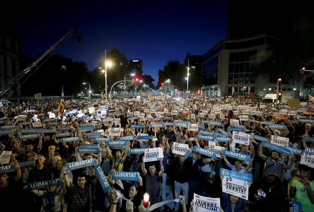 Concentración en Barcelona por la libertad de Sànchez y Cuixart