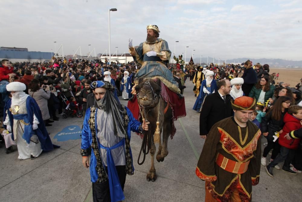 Una multitud recibe a los Reyes Magos en Gijón.