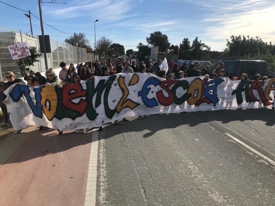 Manifestación para reclamar un nuevo colegio en Sant Ferran