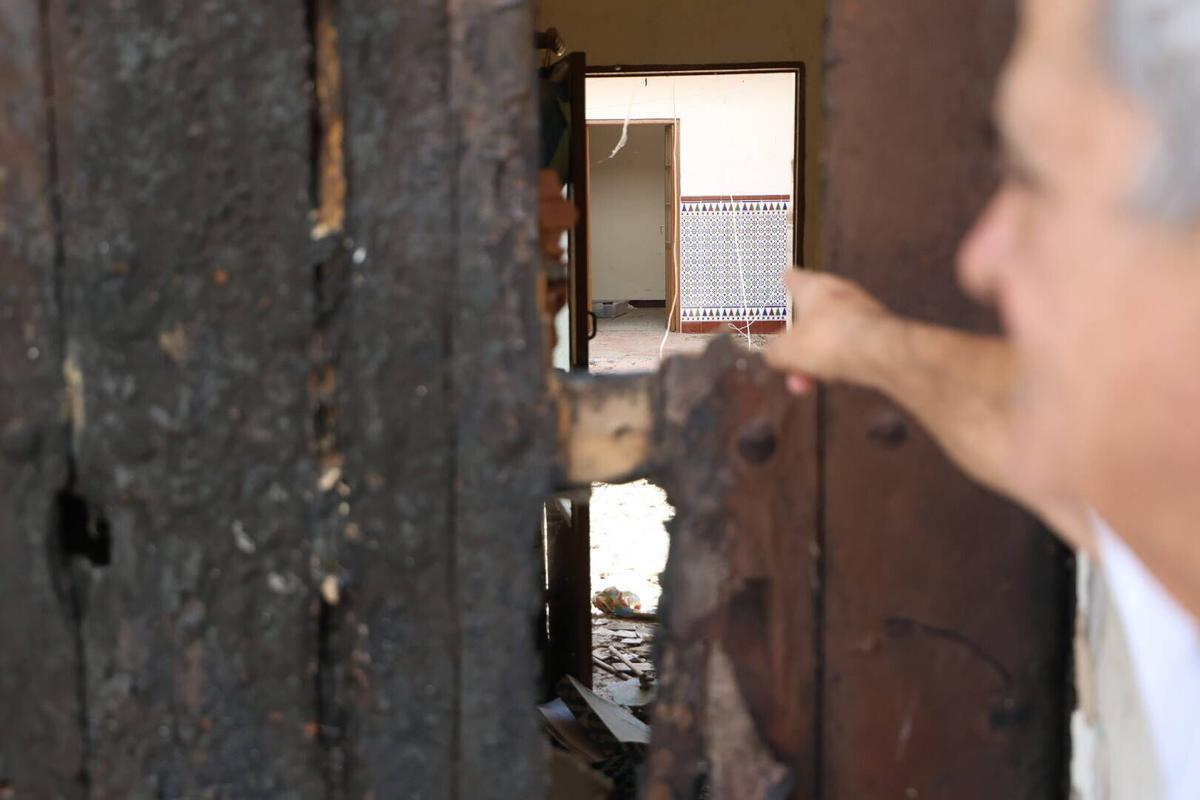Cordoba. Calle plaza del rastro, casa que salió ardiendo hace unas semanas. Los vecinos preocupados. Candado en la puerta