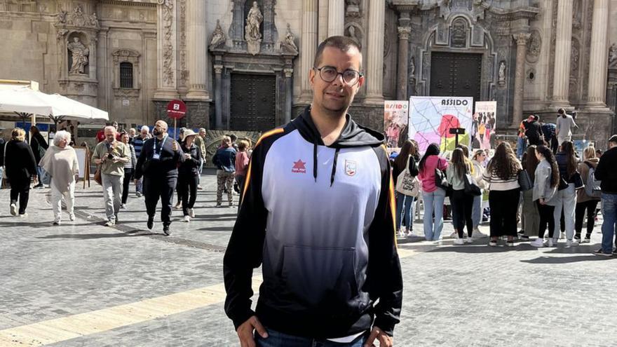 Lorenzo Albaladejo, en la plaza del Cardenal Belluga. | L.O.