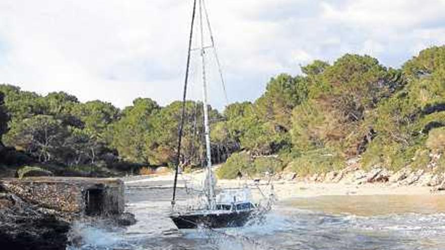 El velero embarrancado en cala sa Nau, en Felanitx, quedó a merced de las olas.