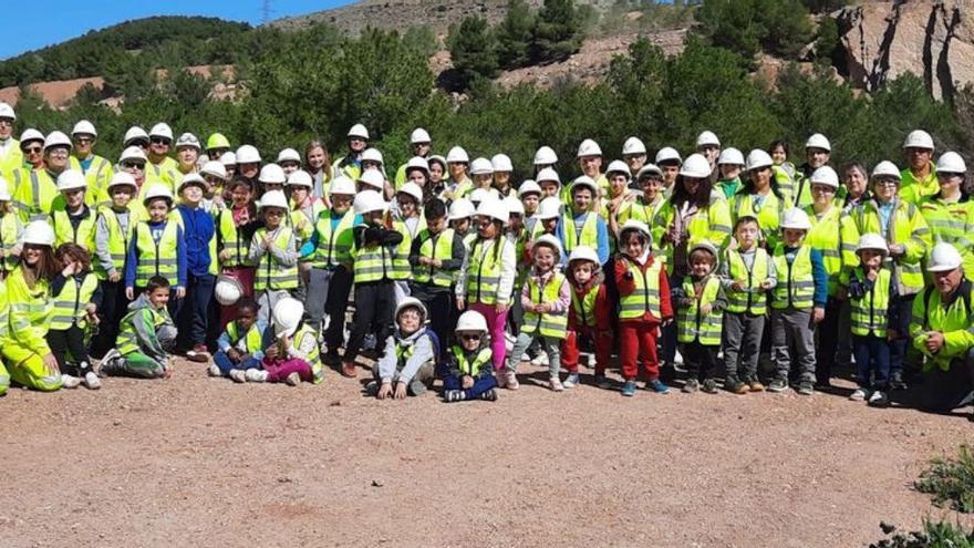 Los escolares lanzaron bolas con semillas en la cantera de Cemex.  | SERVICIO ESPECIAL