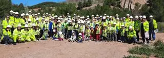 Nietos y abuelos participan en la plantación de árboles