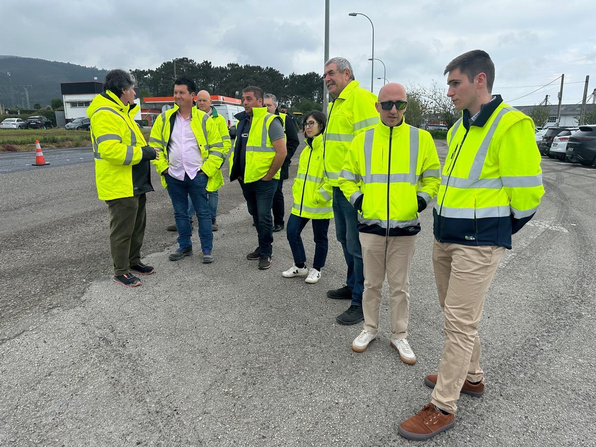 Trabajadores durante la visita institucional.