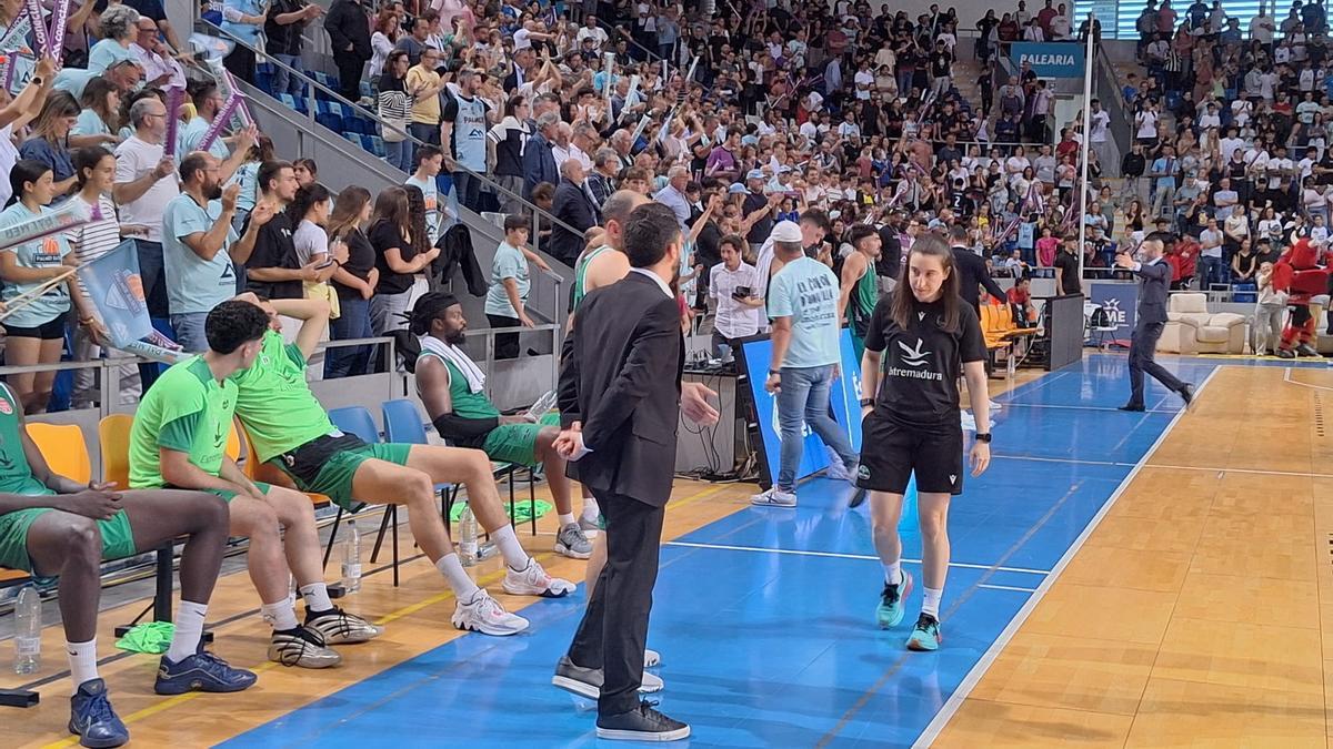 Fotogalería | Tristeza al final del partido entre el Cáceres y el Palmer Fotogalería | Tristeza al final del partido entre el Cáceres y el Palmer