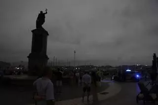 Así de animado estuvo Gijón con un eclipse que "se sintió"