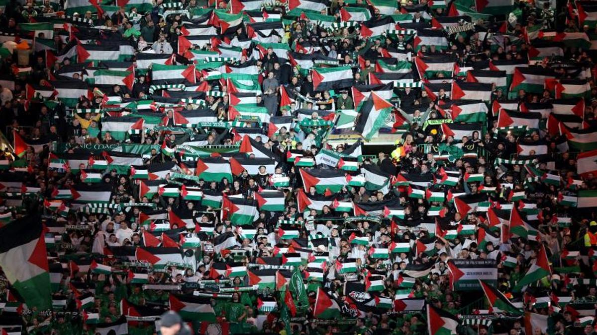 Aficionados del Celtic despliegan banderas de Palestina.