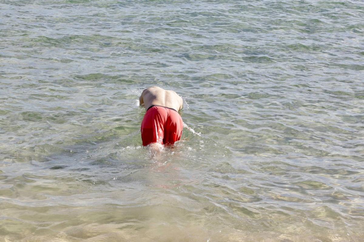 Barceloneses acuden a la playa por las altas temperaturas de noviembre