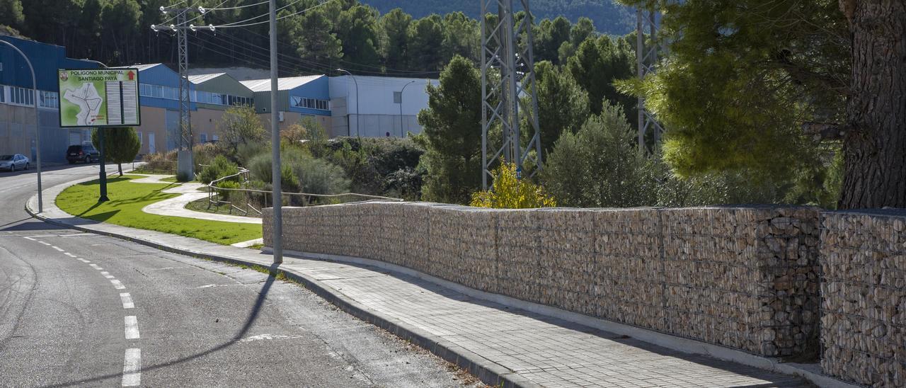 Muro de protección construido en el polígono Santiago Payá de Alcoy.