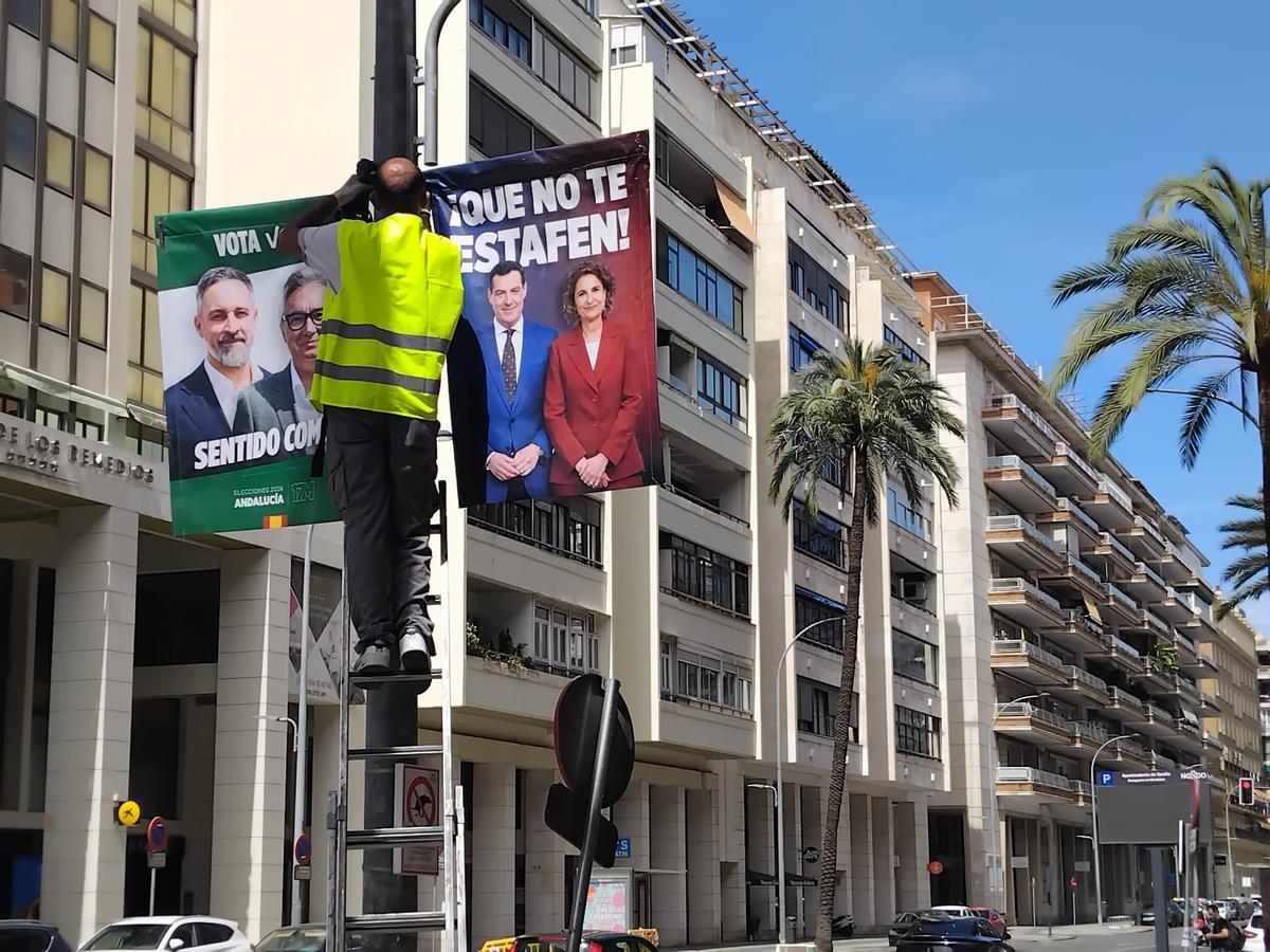 Instalación de las banderolas electorales de Vox en Andalucía