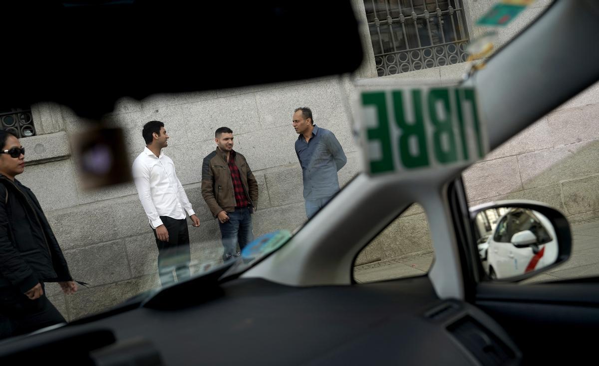 El fenomen dels taxistes pakistanesos de Barcelona arriba a Madrid: «Aquí conduir és difícil» El fenomen dels taxistes pakistanesos de Barcelona arriba a Madrid: «Aquí conduir és difícil»