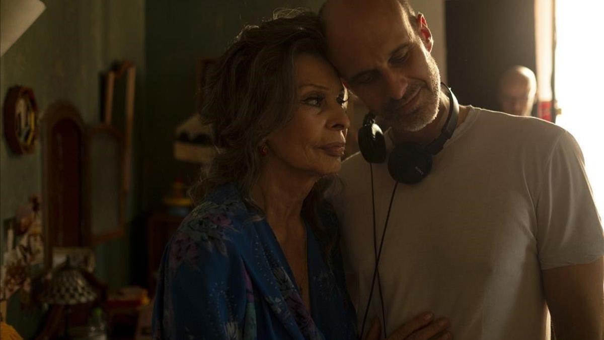 Sophia Loren y su hijo, el director Edoardo Ponti, en el rodaje de 'La vida por delante'