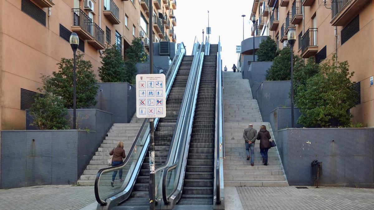 Usuarios subiendo por las escaleras convencionales, al estar paradas las mecánicas.