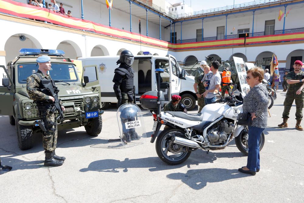 Exhibición de vehículos en el cuartel de San Juan de Ribera