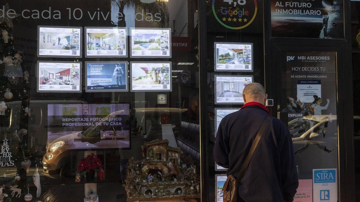 Escaparate de una inmobiliaria en Torrent.