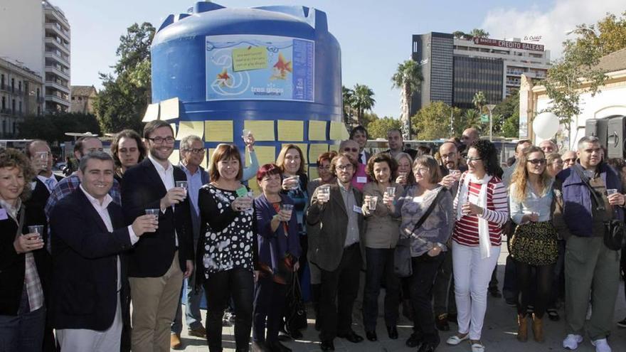 Una imagen del brindis general, con agua solidaria, realizado ayer en el Parc de ses Estacions de Ciutat.