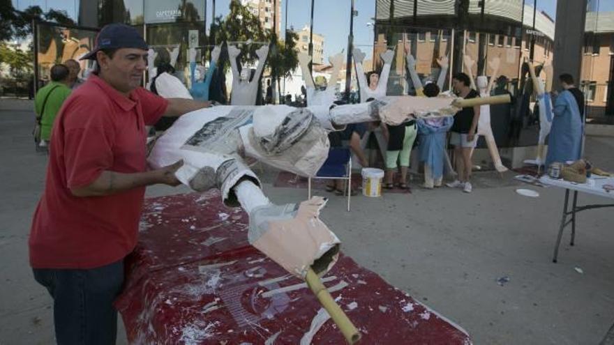 La hoguera se está levantando a las puertas del centro social Isla de Cuba, en el barrio de Los Ángeles.