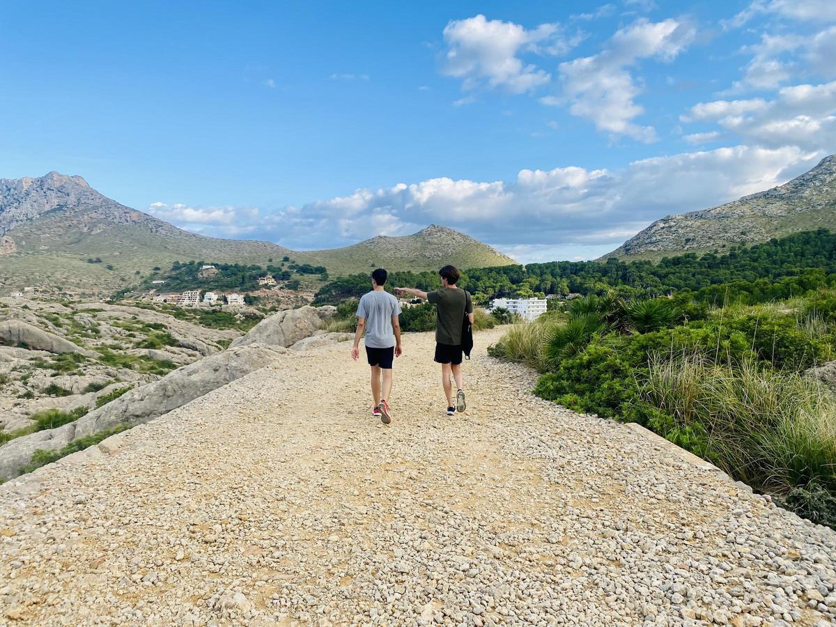 Bei dieser einfachen Wanderung hat man den Badeort Cala St. Vicenç stets im Blick.