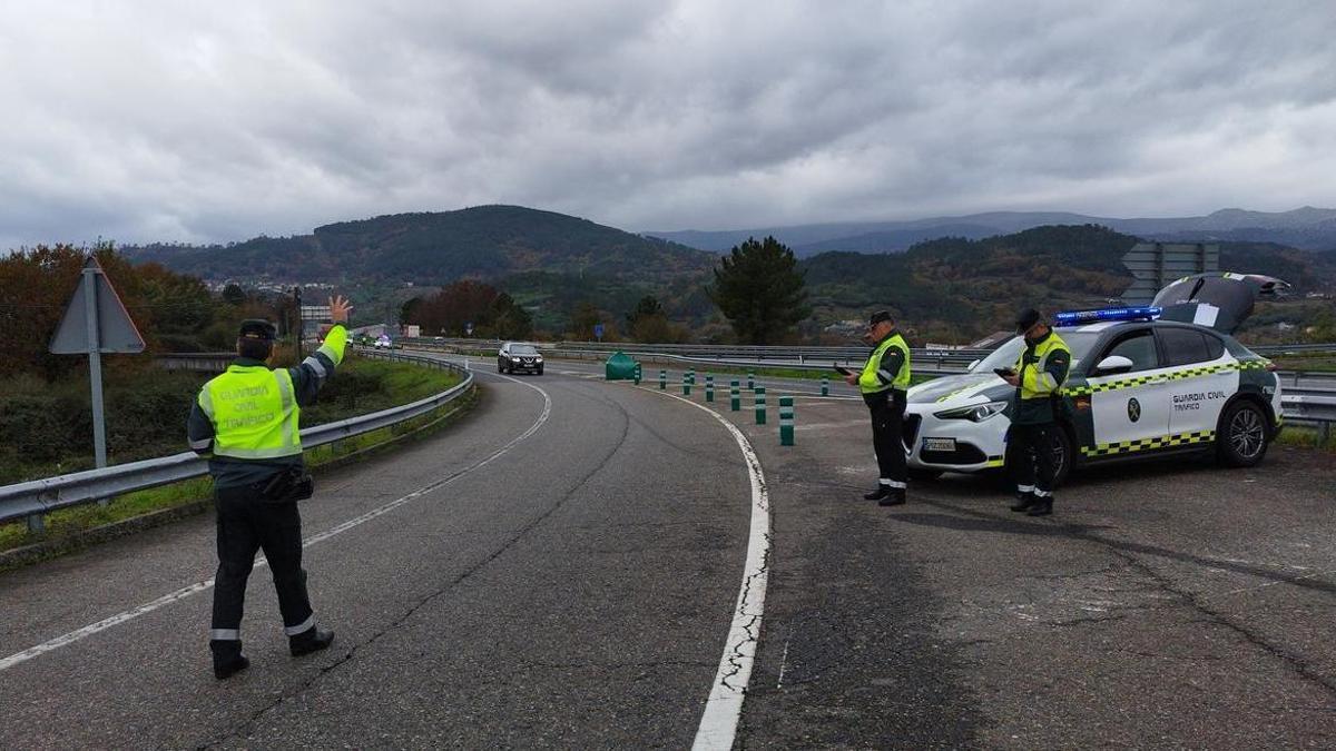 Un control de la Guardia Civil de Tráfico de Ourense en la autovía A-52, en una imagen de archivo.