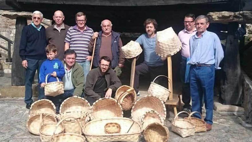 Aballe clausura con una espicha su taller de cestería