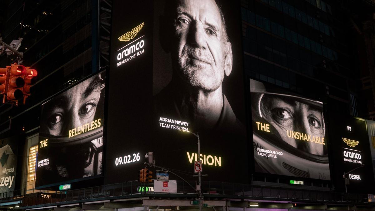 Aston Martin se promociona en Times Square, a un día de su presentación en Arabia