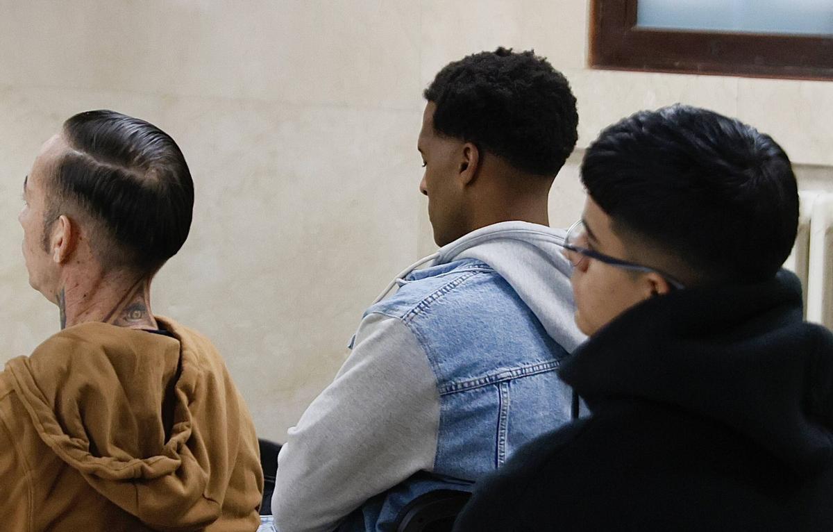 Fredy Escobar, junto a otros acusados durante el juicio .