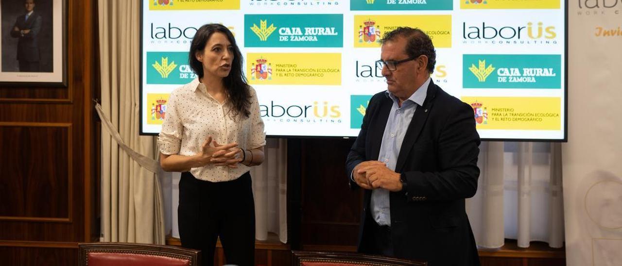 Paula Santos y Narciso Prieto, a punto de firmar el convenio del proyecto Activa Zamora.