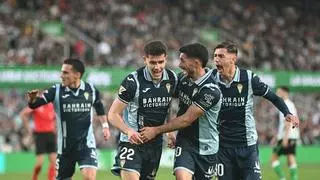 El Córdoba CF hace aguas atrás y paga su fragilidad ante el líder Racing de Santander