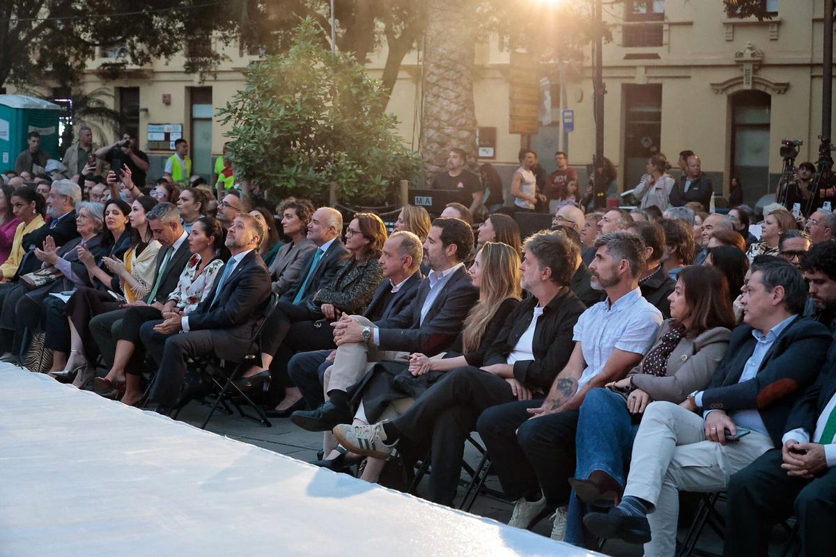 Pregón de las Fiestas de Mayo a cargo de Marta González de Vega, en el reloj de Flores del García Sanabria
