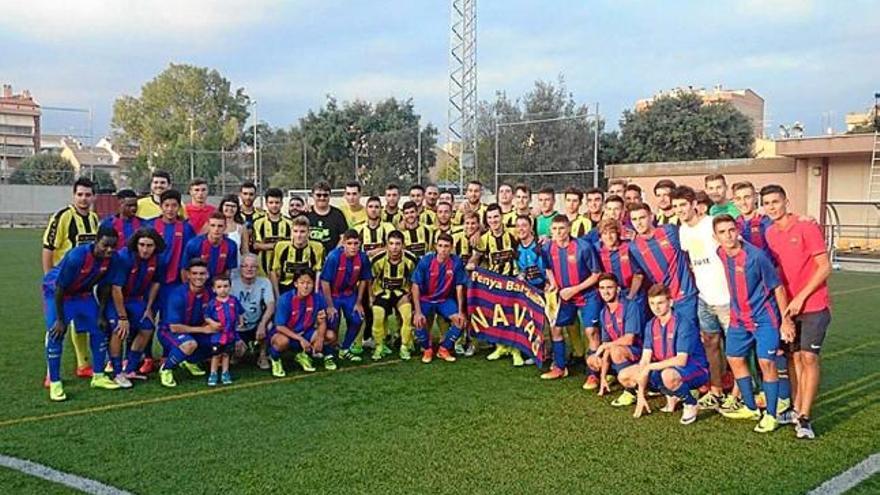 Jugadors del Navàs amb el filial blaugrana i membres de la Penya