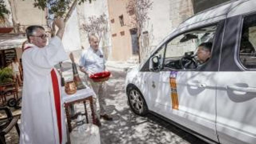 Eigentlich sollte es im Taxi doch friedlich zugehen. Ein Taxifahrer bei der Auto-Segnung auf Mallorca.