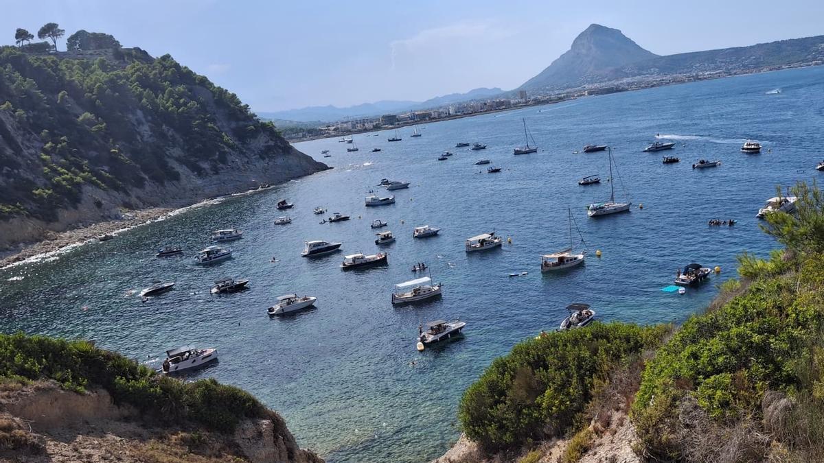 Embarcaciones amarradas en las boyas y fondeadas en la cala Sardinera de Xàbia