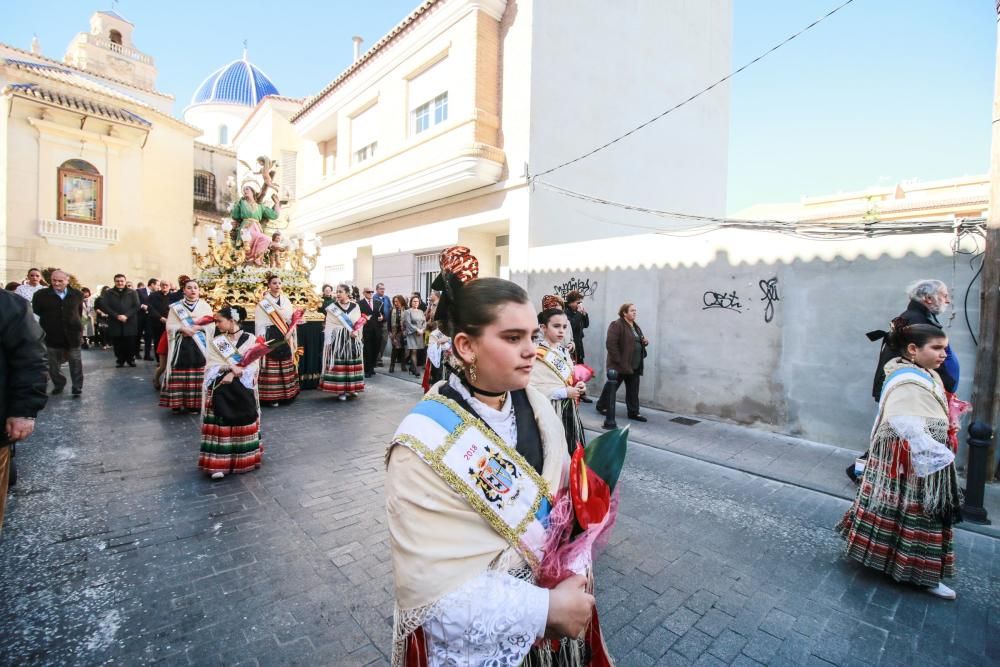 Miles de fieles han acompañado la imagen de Santa Águeda hasta su ermita en un camino jalonado por puestos de dulces