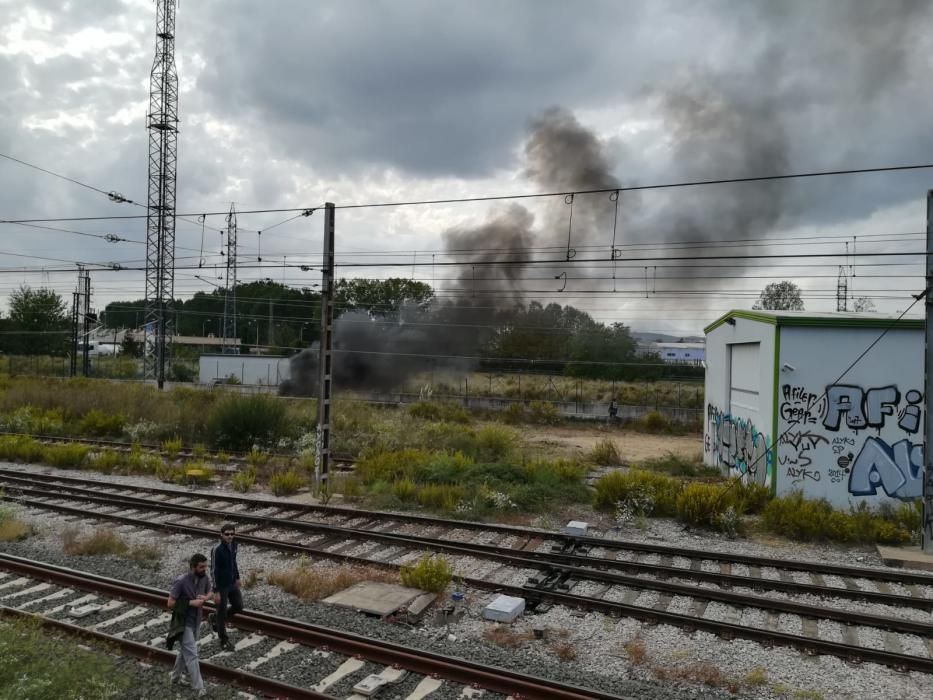 Tallen les vies del tren i el TAV a l''Avellaneda i fan barricades