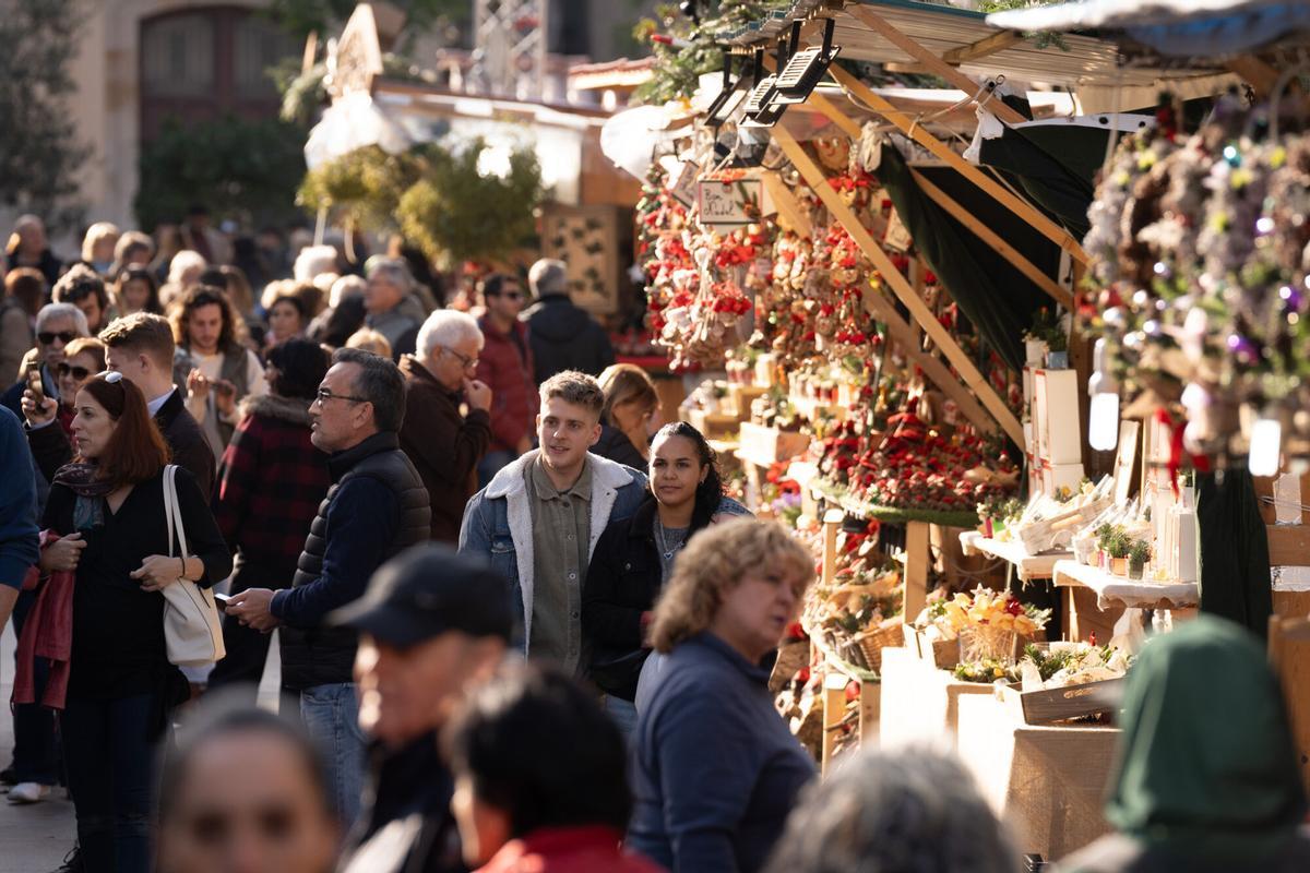 La Navidad ya se siente en las calles de Barcelona con los puestos en la plaza de la Catedral