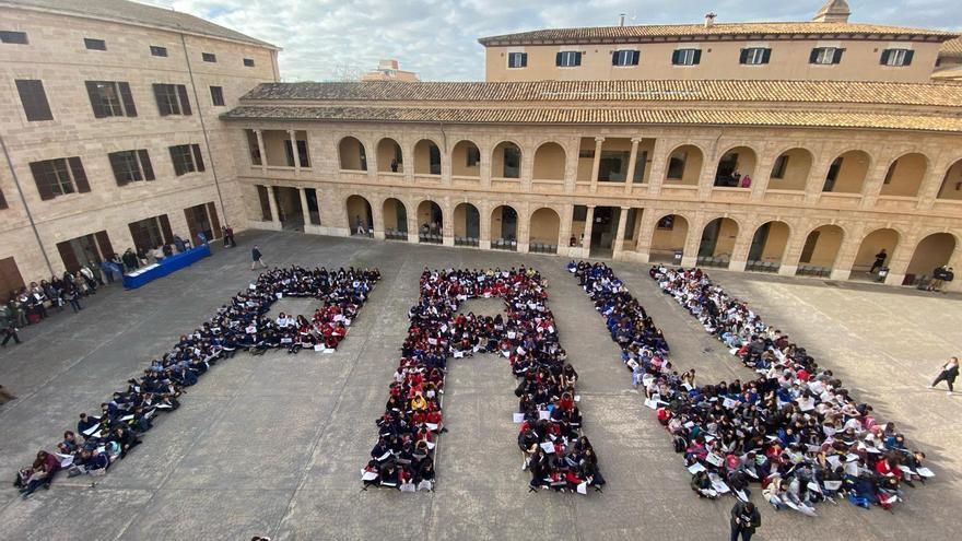 Alumnos de doce centros escolares de Mallorca forman la palabra PAU en la Misericòrdia por el Día de la Paz