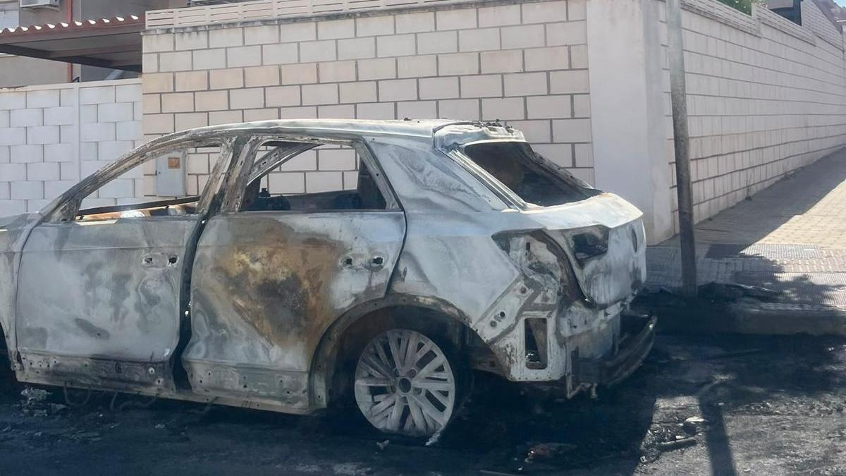 Vídeo | Vandalismo e indignación en Cáceres el Viejo: dos coches calcinados de madrugada en poco más de dos horas