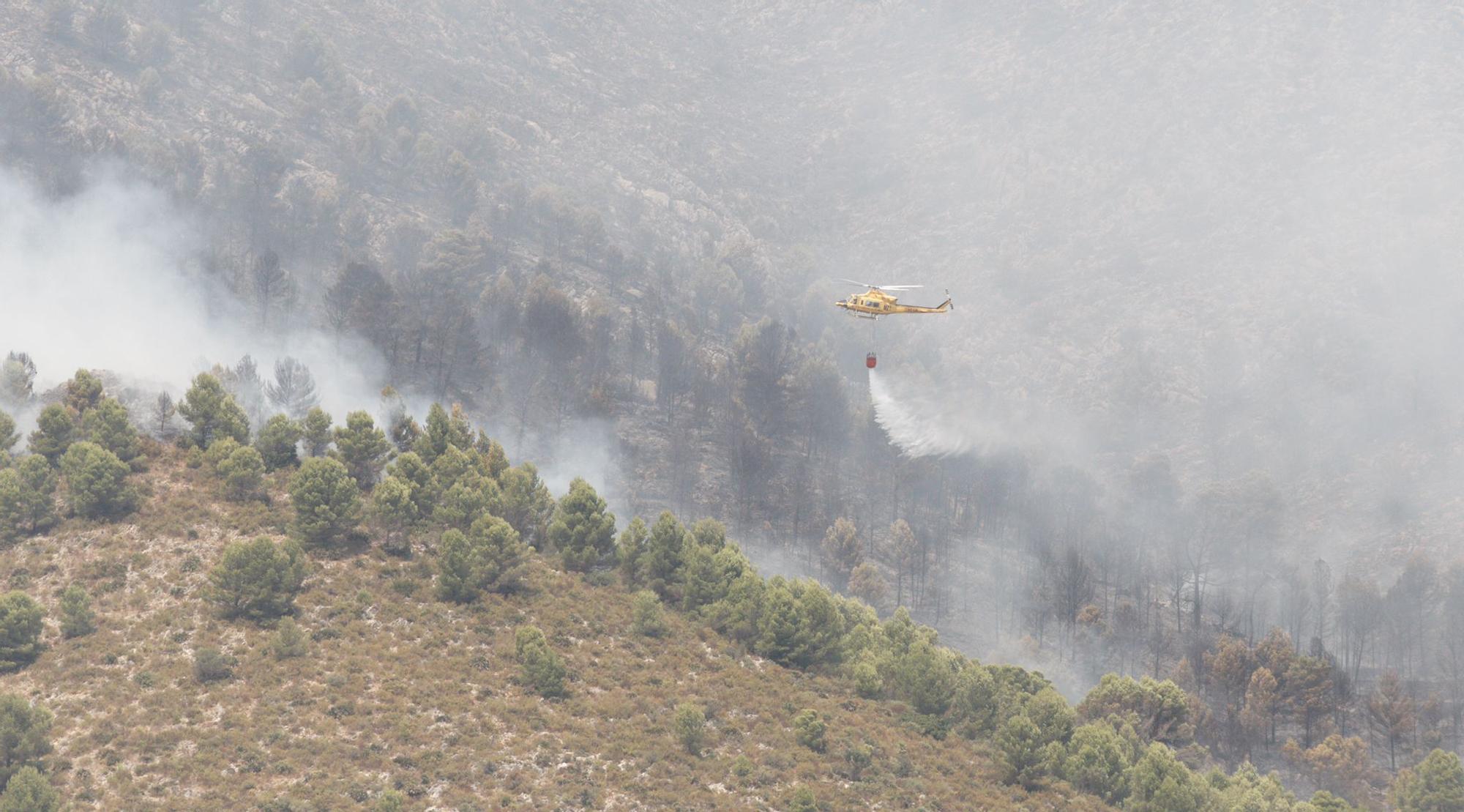 Continúan las labores de extinción del incendio en la Vall d'Ebo