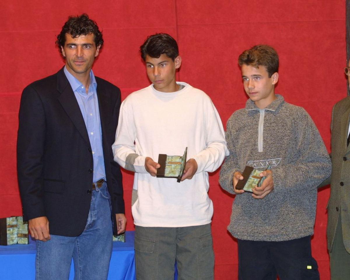 Nadal, junto a su tío Miquel Àngel y Tomeu Salvà, con el premio Diario de Mallorca 2001.