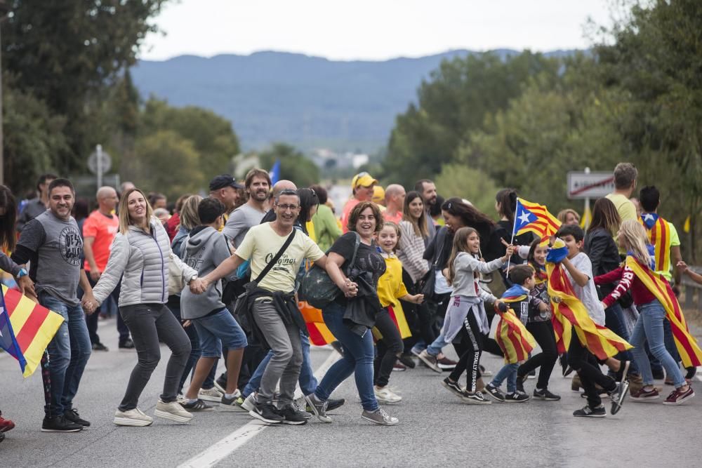 Milers de persones en la cadena humana de Sant Julià de Ramis a Aiguaviva per commemorar l'1-O