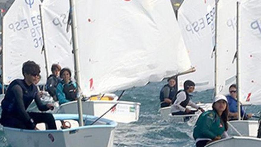 Guezuraga lidera el "Villa de Gijón" en clase Optimist de vela