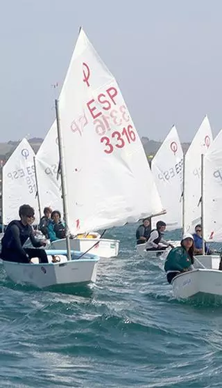 Guezuraga lidera el "Villa de Gijón" en clase Optimist de vela