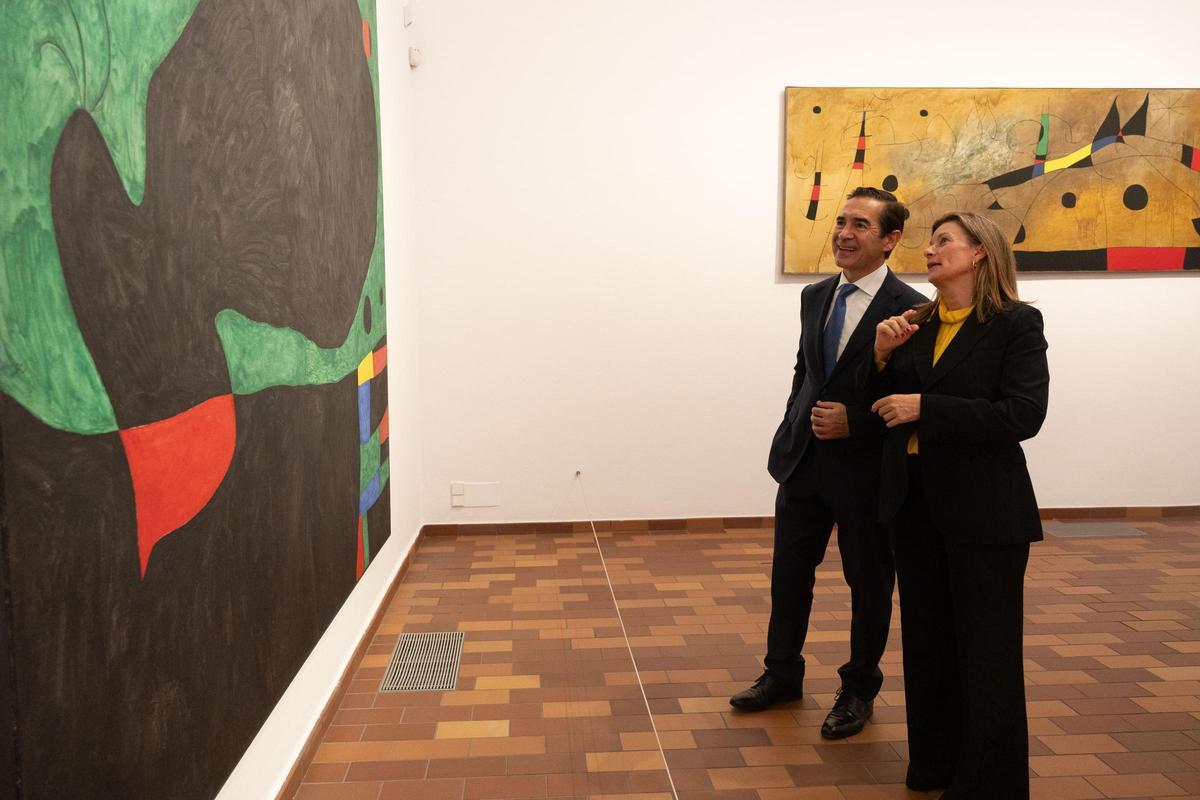El presidente de BBVA, Carlos Torres Vila, y Sara Puig de la Fundació Miró en la inauguración de la exposición, organizada con el apoyo de la Fundación BBVA.
